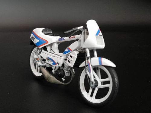 Mbk 51 Magnum Racing White Ceramic Phase 1 Pot Ninja Warm Up 1/18