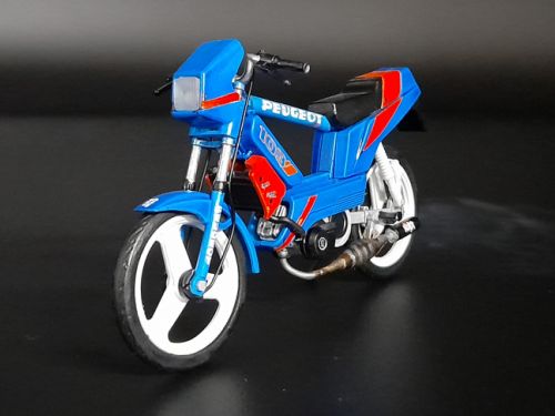 Peugeot 103 Rcx Bleu Et Rouge Pot Ninja Carte Noire 1/18