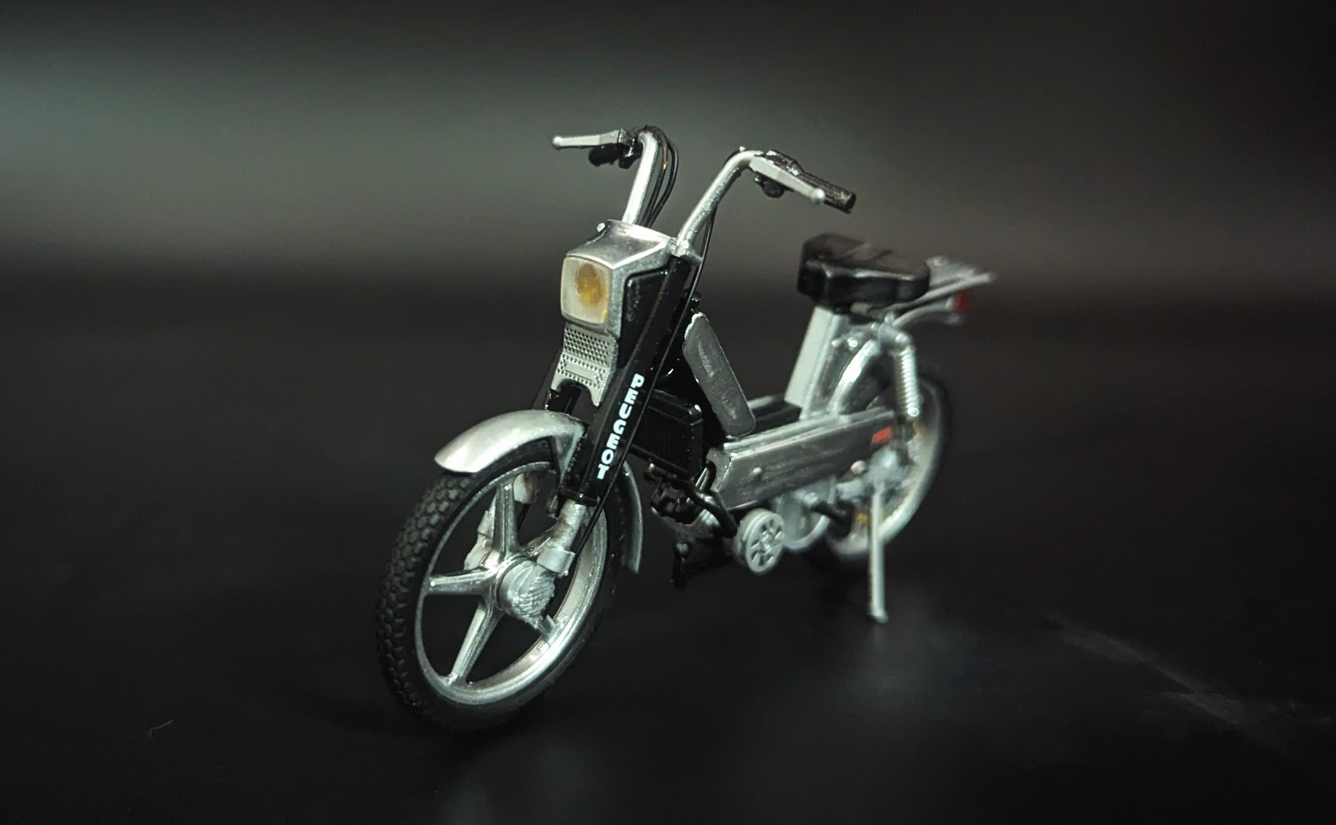 Peugeot 103 Mvl Noir Chrome Et Pot Ninja Warm Up 1/18