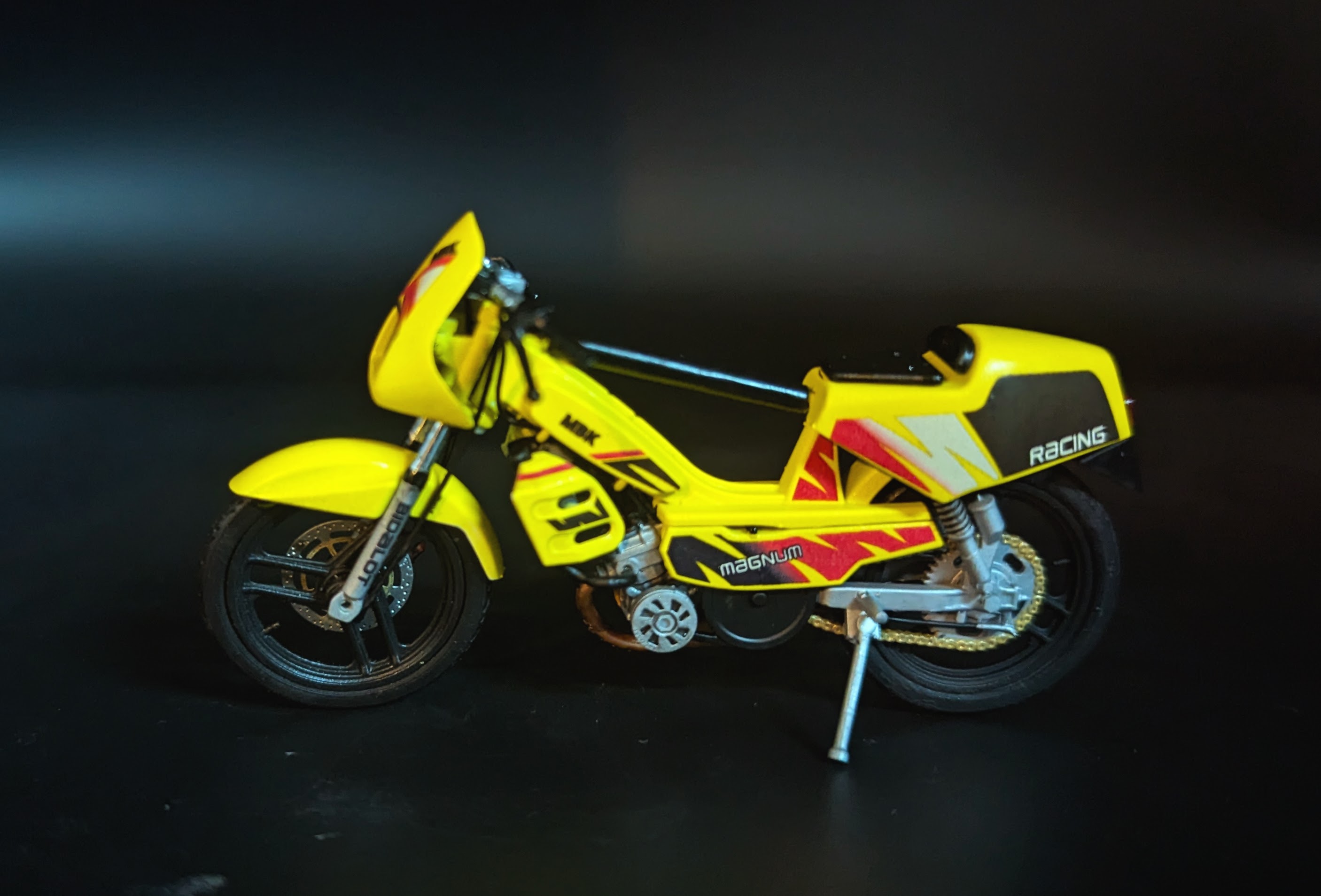 Mbk 51 Magnum Racing Yellow Competition Phase 2 Pot Ninja G1 Replica Cartouche Carte Noire 1/18