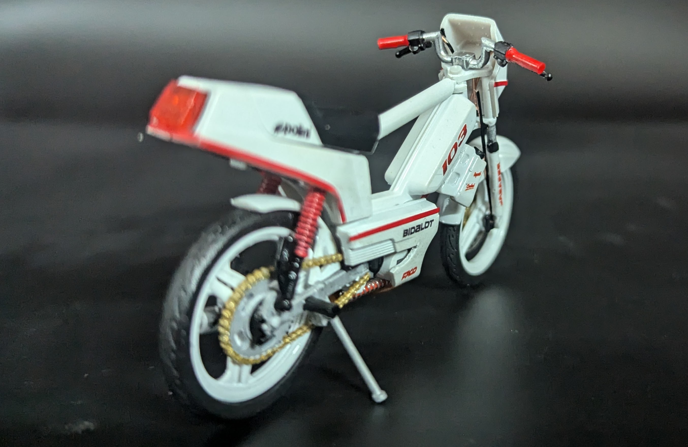 Peugeot 103 Rcx Blanche Pot Ninja Et Peinture Perso Blanc Mieje De 205 Gti 1/18