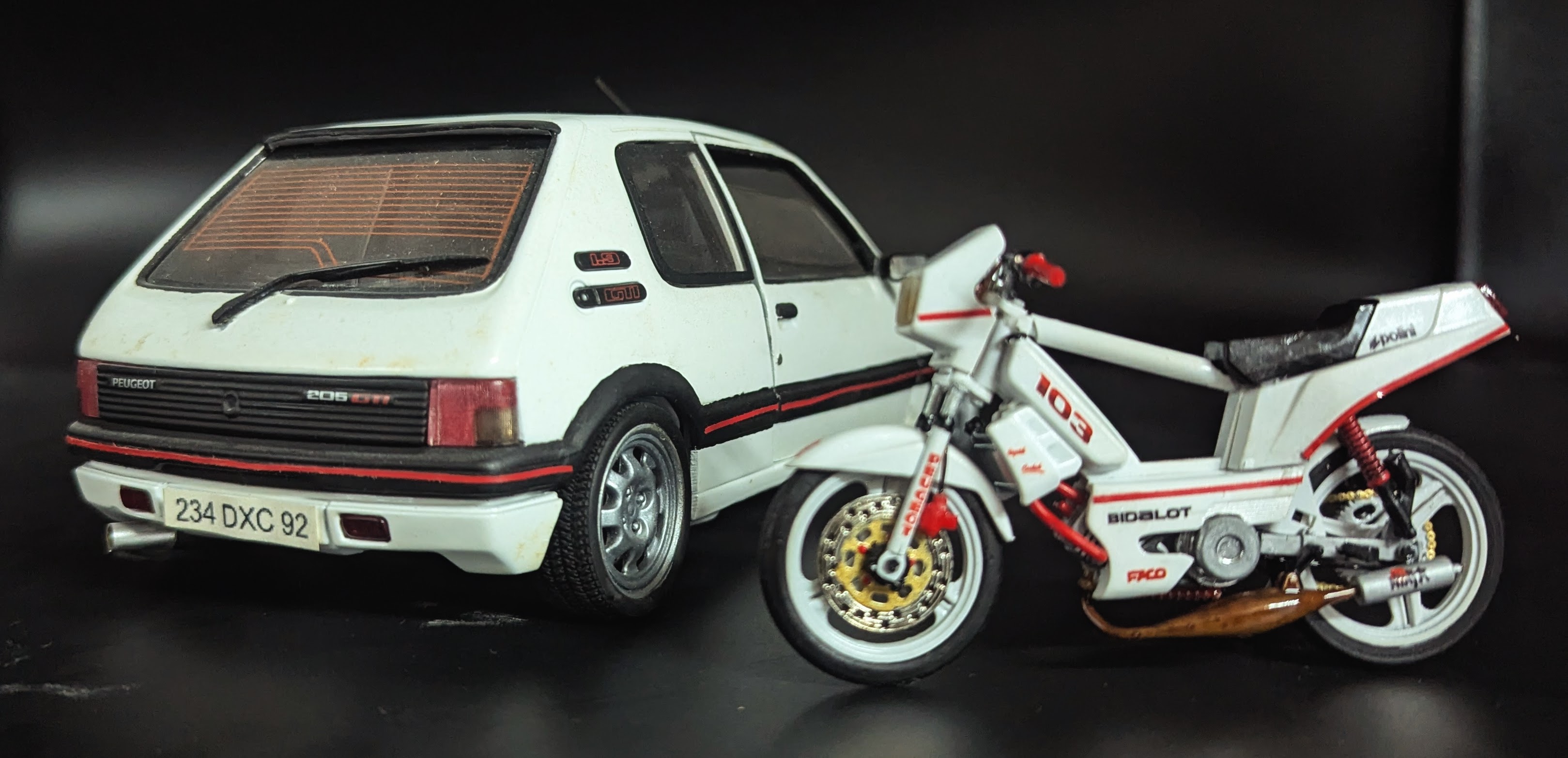 Peugeot 103 Rcx Blanche Pot Ninja Et Peinture Perso Blanc Mieje De 205 Gti 1/18